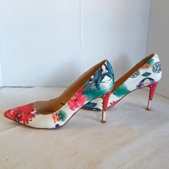 Marc Fisher, Womens, Hibiscus Floral 3.5", Classic Pointed Toe Heels. - Picture 8 of 9